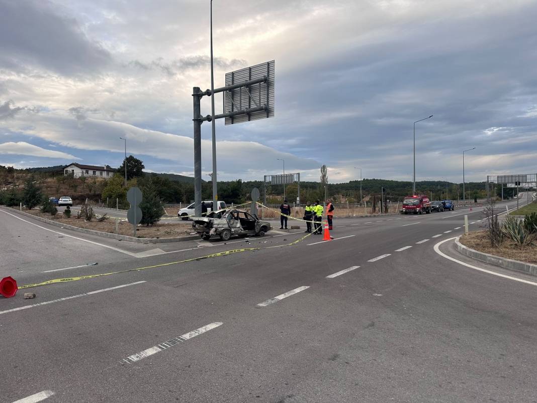Yolcu otobüsü otomobille çarpıştı! Can kayıpları var 3